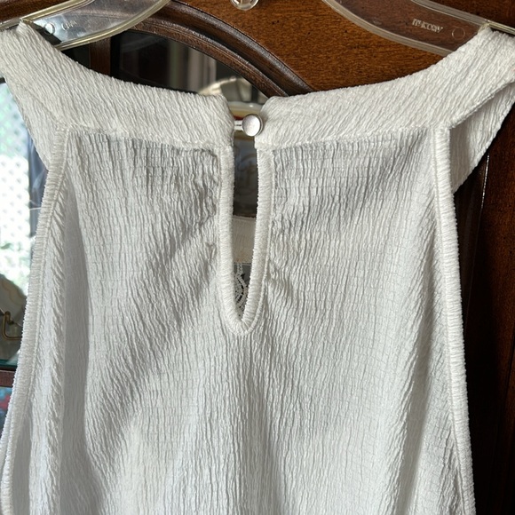 Cable and Gauge GORGEOUS white halter top with small button on back. NWOT. Flowy - Picture 6 of 9